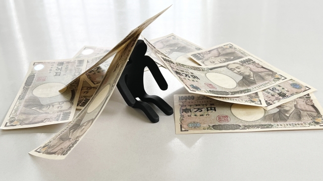 お金の上でうなだれる。四万十市で弁護士や司法書士に無料相談してみる